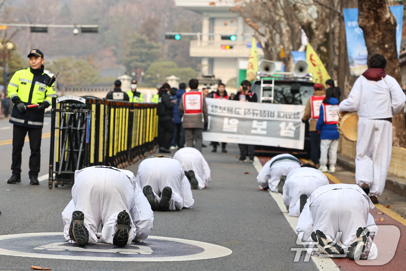 (서울=뉴스1) 김도우 기자 = 공공운수노조 서울지역공공서비스지부 조합원들이 29일 청와대 비정규직 고용보장을 촉구하며 서울 광화문 광장에서 출발해 청와대 방면으로 삼보일배 하고 …