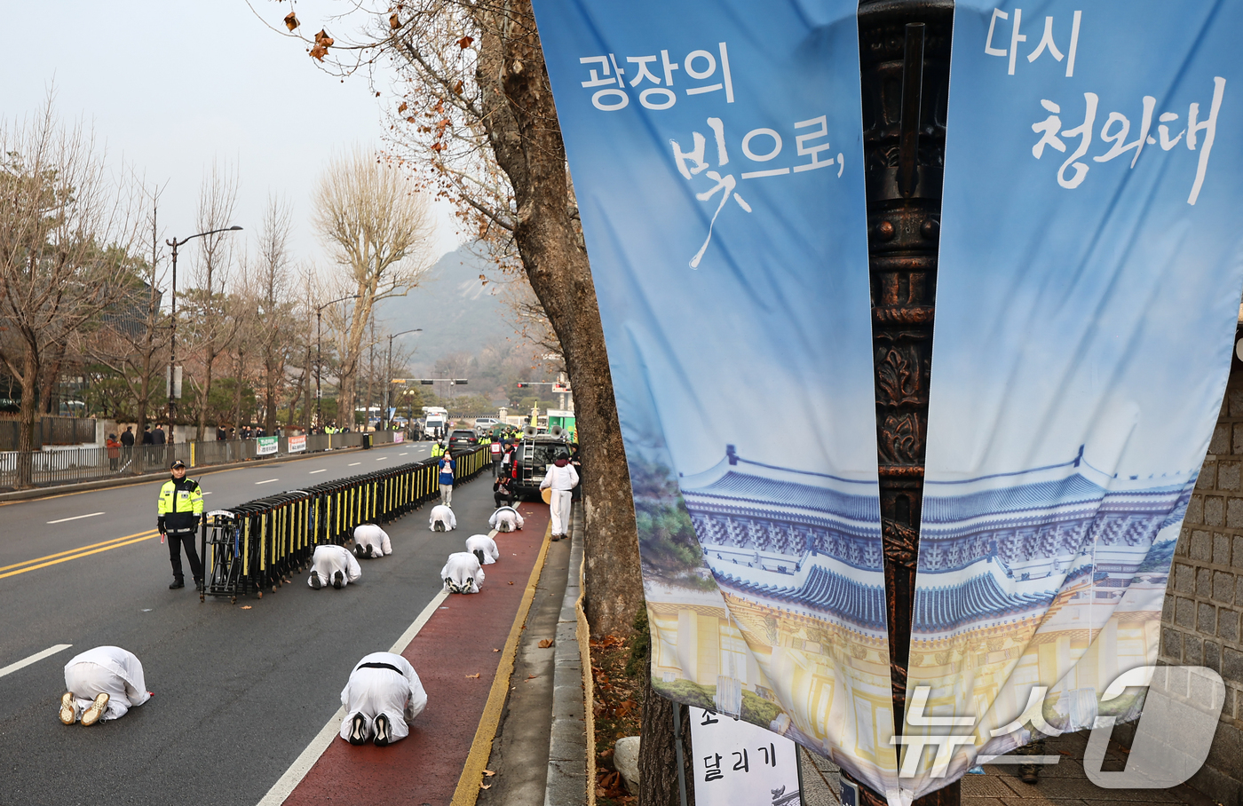 (서울=뉴스1) 김도우 기자 = 공공운수노조 서울지역공공서비스지부 조합원들이 29일 청와대 비정규직 고용보장을 촉구하며 서울 광화문 광장에서 출발해 청와대 방면으로 삼보일배 하고 …