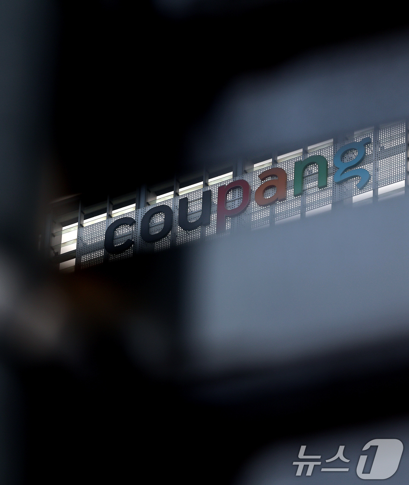 (서울=뉴스1) 구윤성 기자 = 쿠팡이 국회에서 열리는 정보유출 사태 연석 청문회를 하루 앞두고 개인 정보 유출 통지를 받은 모든 고객을 대상으로 선제적 보상안을 발표했다.쿠팡은 …