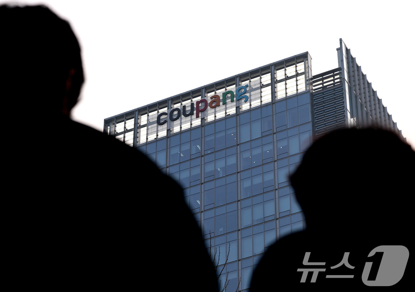 (서울=뉴스1) 구윤성 기자 = 쿠팡이 국회에서 열리는 정보유출 사태 연석 청문회를 하루 앞두고 개인 정보 유출 통지를 받은 모든 고객을 대상으로 선제적 보상안을 발표했다.쿠팡은 …