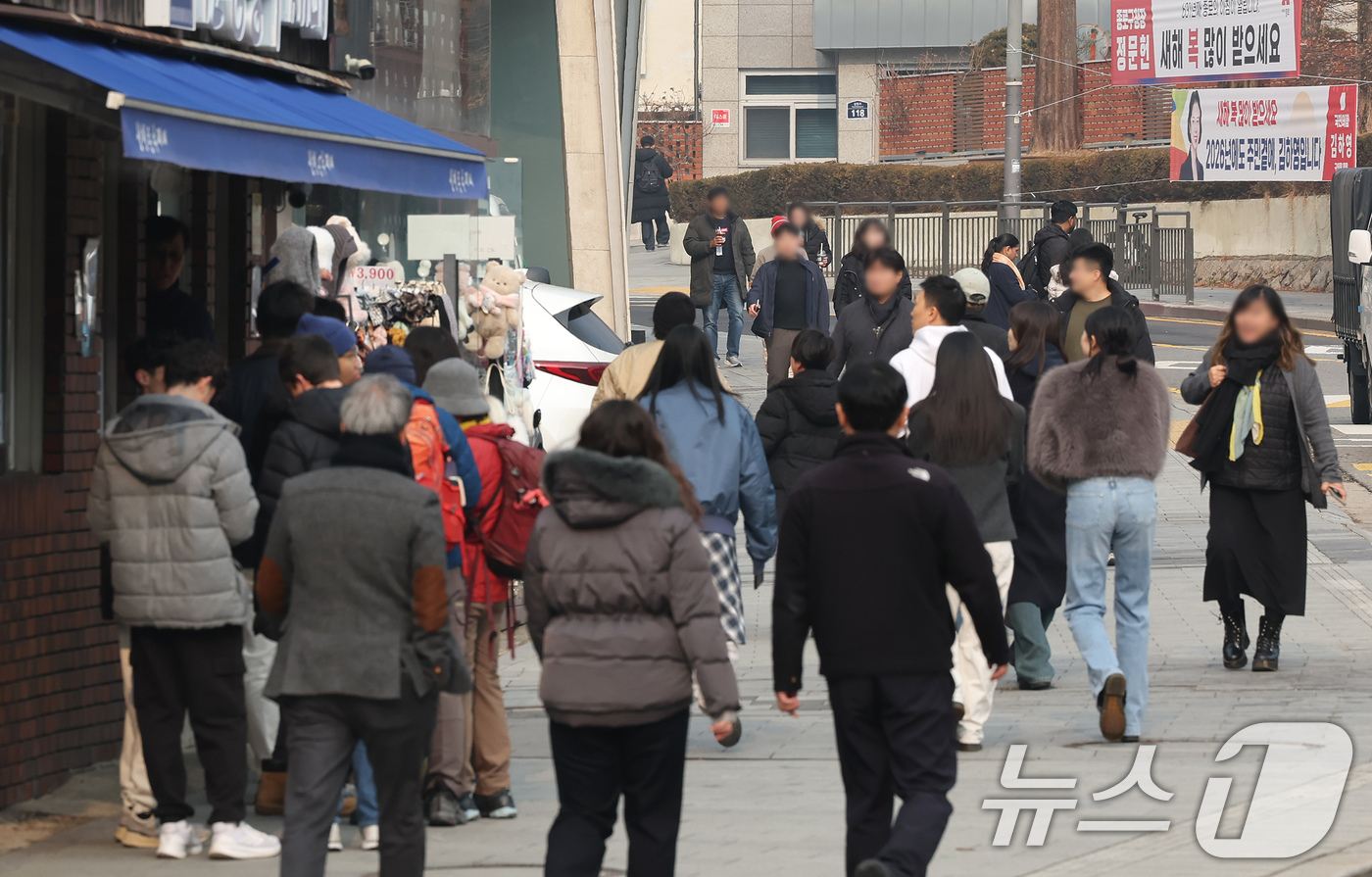 (서울=뉴스1) 장수영 기자 = 청와대 이전이 마무리된 29일 서울 종로구 삼청동 일대 상권에 점심 식사를 위해 이동하는 시민들의 발걸음이 이어지고 있다.청와대 인근 상권은 대통령 …