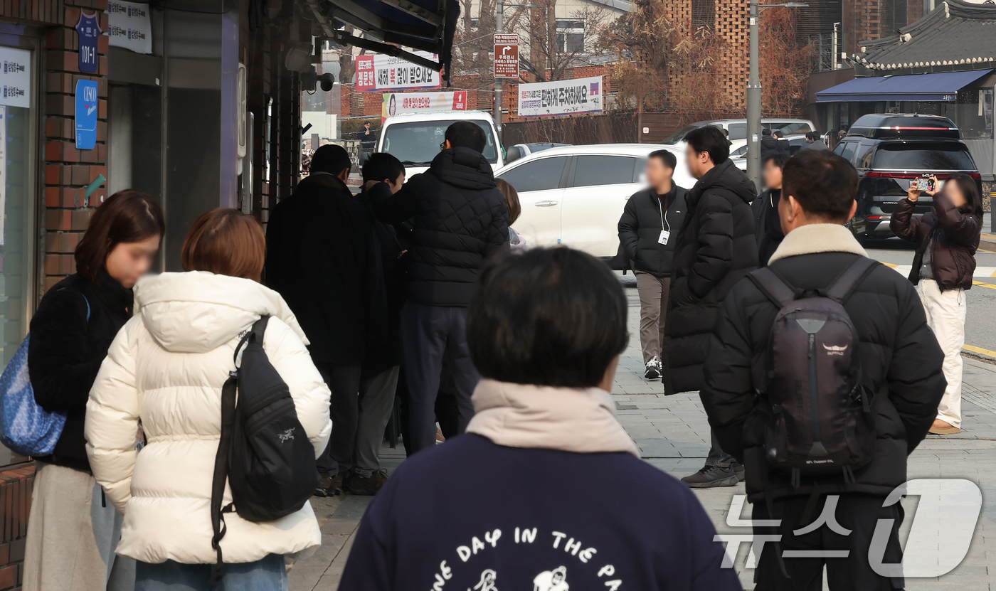 (서울=뉴스1) 장수영 기자 = 청와대 이전이 마무리된 29일 서울 종로구 삼청동 일대 상권에 점심 식사를 위해 이동하는 시민들의 발걸음이 이어지고 있다.청와대 인근 상권은 대통령 …