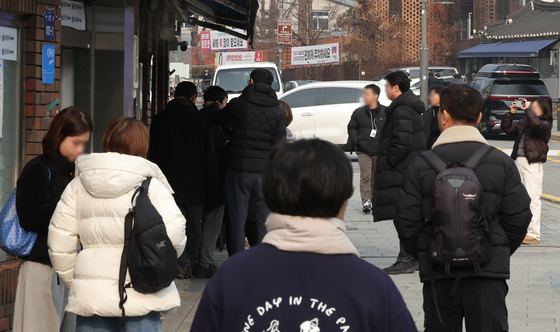 상권 활성화 기대 및 잦은 집회 피해 우려 공존하는 청와대 상권