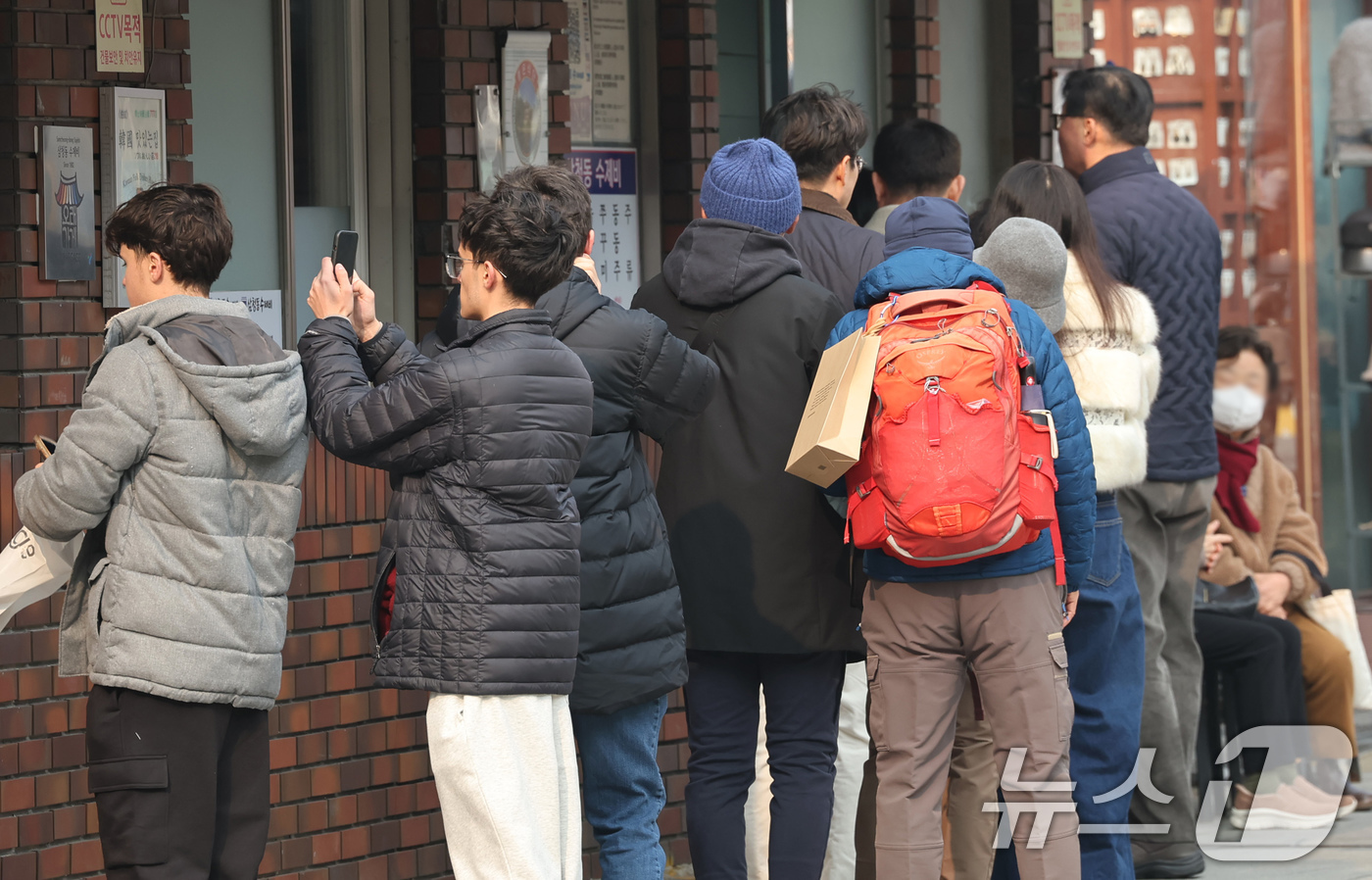 (서울=뉴스1) 장수영 기자 = 청와대 이전이 마무리된 29일 서울 종로구 삼청동 일대 상권에 점심 식사를 위해 이동하는 시민들의 발걸음이 이어지고 있다.청와대 인근 상권은 대통령 …