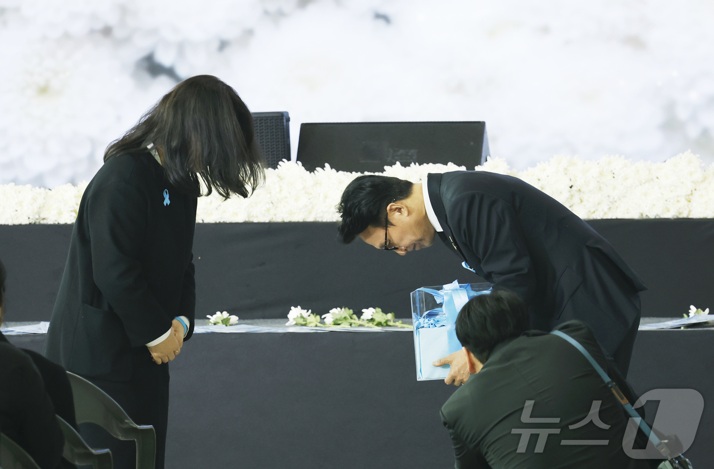 (무안=뉴스1) 김태성 기자 = 12·29 제주항공 여객기 참사 1주기인 29일 오전 전남 무안국제공항에서 열림 추모식에서 김유진 유가족협의회 대표가 김민석총리에게 유족들의 메시지 …