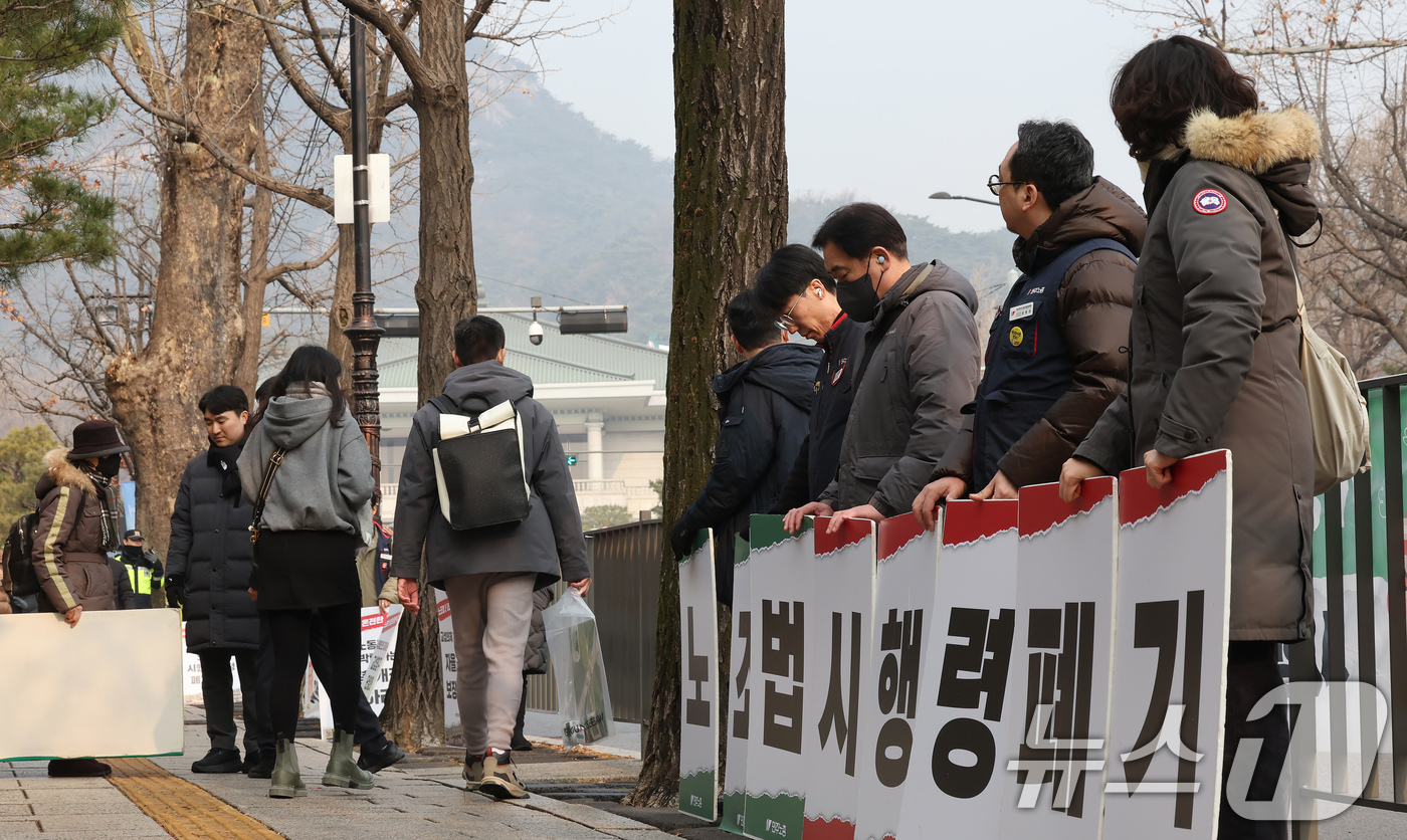 (서울=뉴스1) 장수영 기자 = 민주노총 조합원들이 29일 오전 서울 종로구 청와대 앞에서 노조법 2·3조 시행령 개정 중단을 촉구하는 선전전을 펼치고 있다. 2025.12.29/ …