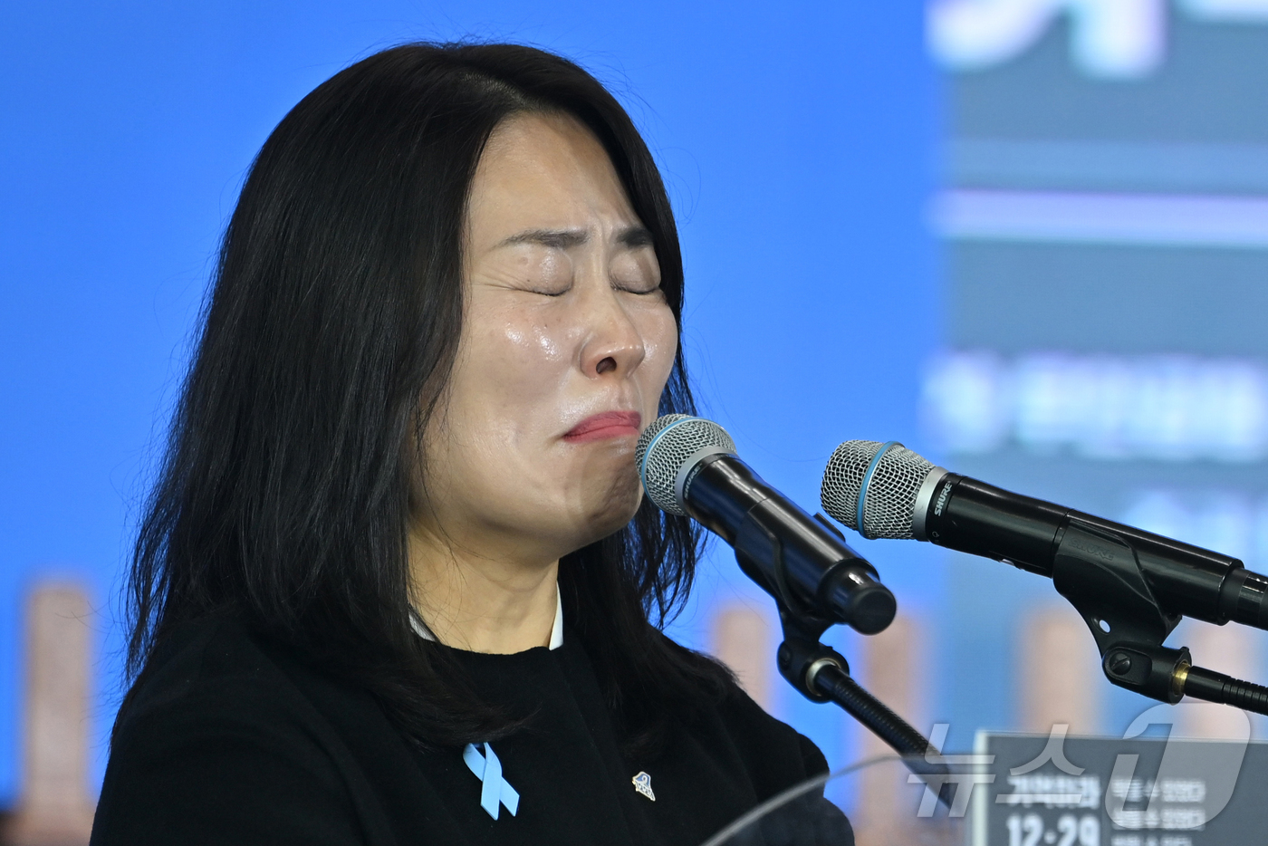 (무안=뉴스1) 사진공동취재단 = 김유진 유가족협의회대표가 12·29 제주항공 여객기 참사 1주기인 29일 오전 전남 무안국제공항에서 열린 추모식에서 추모사 도중 눈물을 참고 있다 …