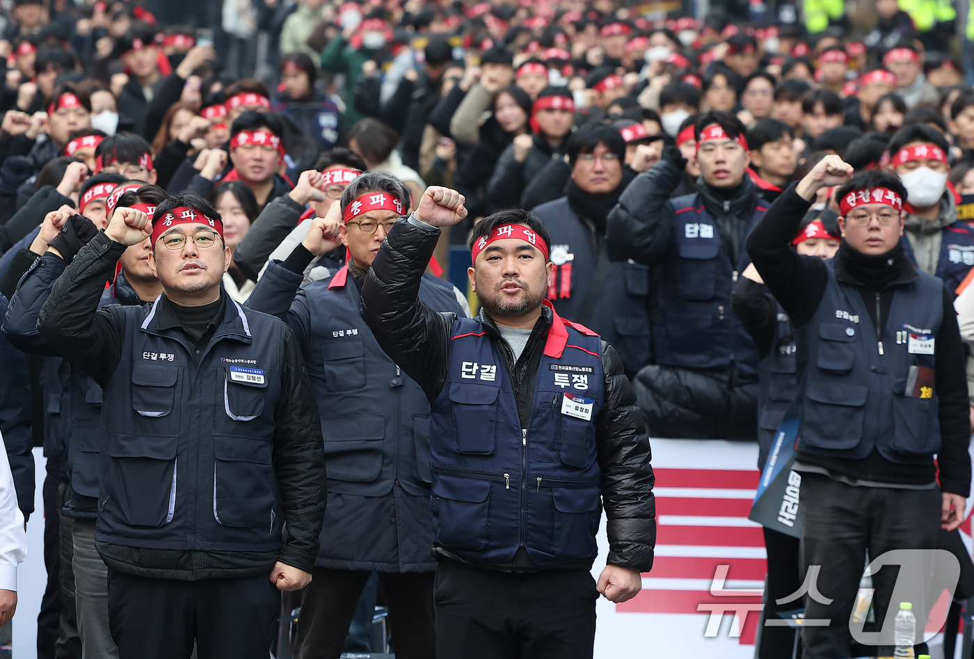 (서울=뉴스1) 김진환 기자 = 기업은행 노동조합원들이 29일 서울 중구 을지로 기업은행 본점 앞에서 임금투쟁 총파업 결의대회를 진행하고 있다.이번 결의대회는 이재명 대통령이 직접 …