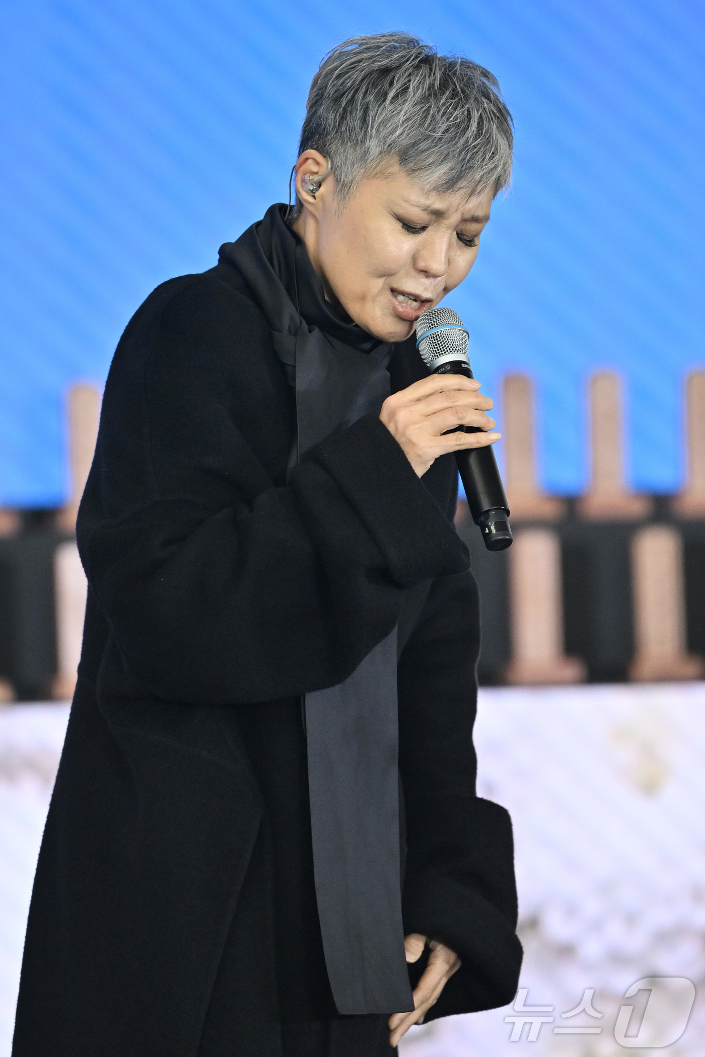 (무안=뉴스1) 사진공동취재단 = 가수 이은미가 12·29 제주항공 여객기 참사 1주기인 29일 오전 전남 무안국제공항에서 열린 추모식에 참석해 추모공연을 하고 있다. 2025.1 …