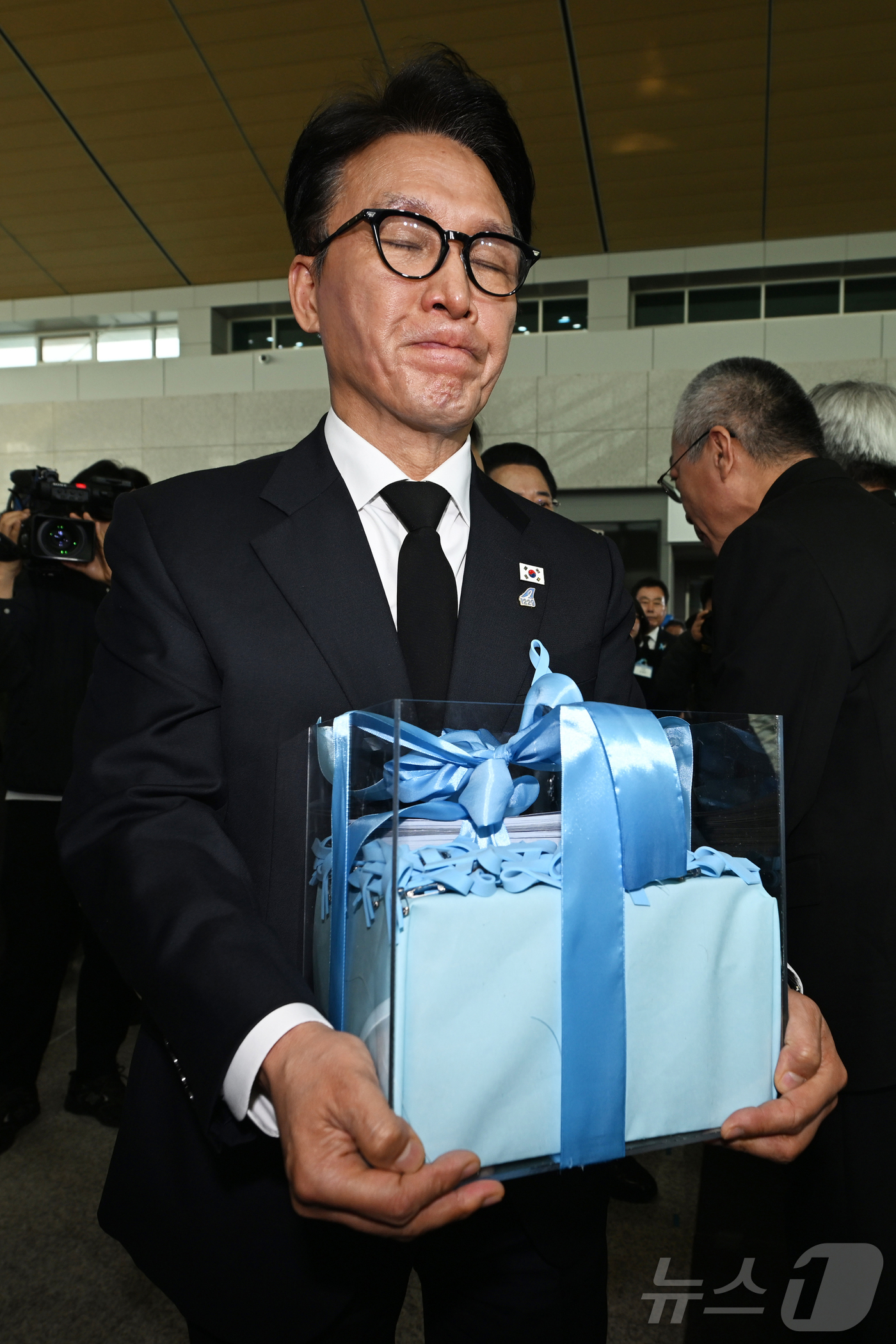 (무안=뉴스1) 사진공동취재단 = 김민석 국무총리가 29일 오전 전남 무안군 무안국제공항에서 열린 12·29 제주항공 참사 추모식에 참석해 유가족들로부터 전달받은 진상규명·재발방지 …