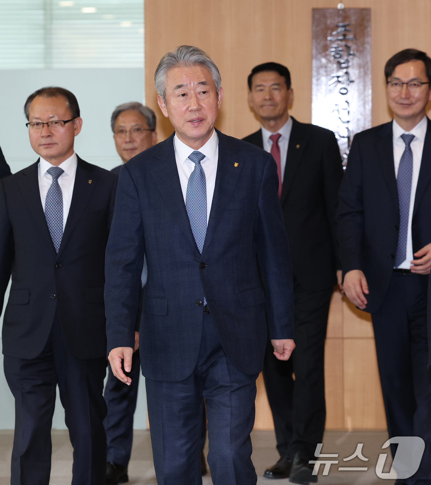 (서울=뉴스1) 오대일 기자 = 강호동 농협중앙회장(가운데)이 29일 오후 서울 중구 농협중앙회에서 열린 제4회 동시조합장선거 선거관리사무국 현판식에서 임직원들과 현판을 제막한 후 …