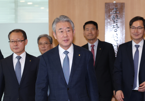 현판 제막 후 이동하는 강호동 농협중앙회장
