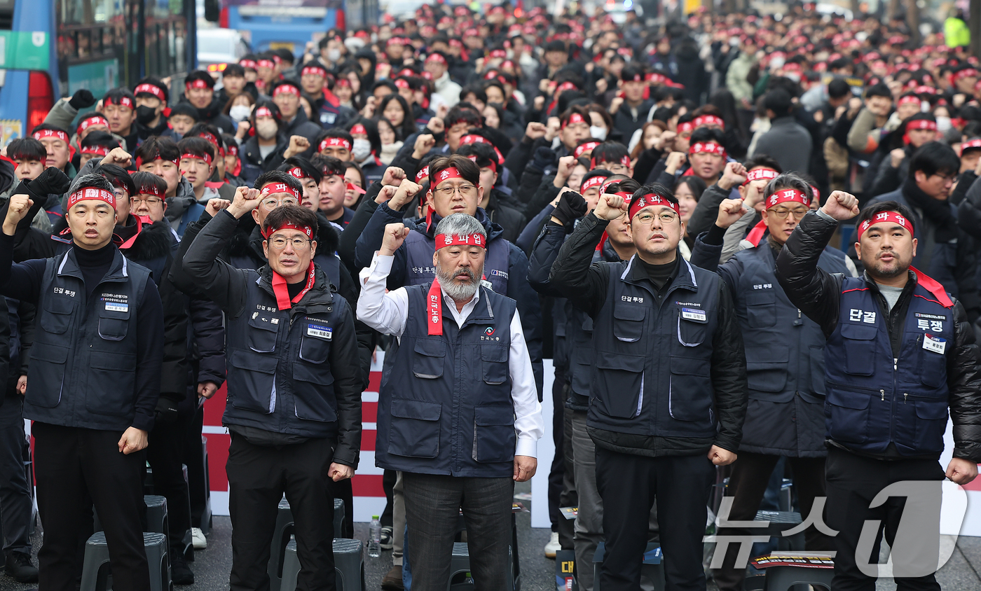 (서울=뉴스1) 김진환 기자 = 기업은행 노동조합원들이 29일 서울 중구 을지로 기업은행 본점 앞에서 임금투쟁 총파업 결의대회를 진행하고 있다.이번 결의대회는 이재명 대통령이 직접 …
