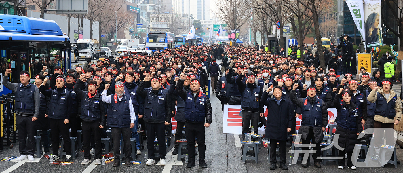 (서울=뉴스1) 김진환 기자 = 기업은행 노동조합원들이 29일 서울 중구 을지로 기업은행 본점 앞에서 임금투쟁 총파업 결의대회를 진행하고 있다.이번 결의대회는 이재명 대통령이 직접 …