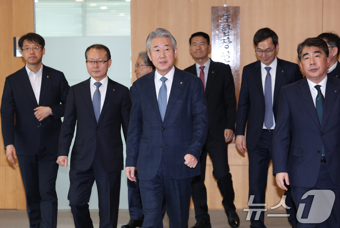 (서울=뉴스1) 오대일 기자 = 강호동 농협중앙회장(가운데)이 29일 오후 서울 중구 농협중앙회에서 열린 제4회 동시조합장선거 선거관리사무국 현판식에서 임직원들과 현판을 제막한 후 …