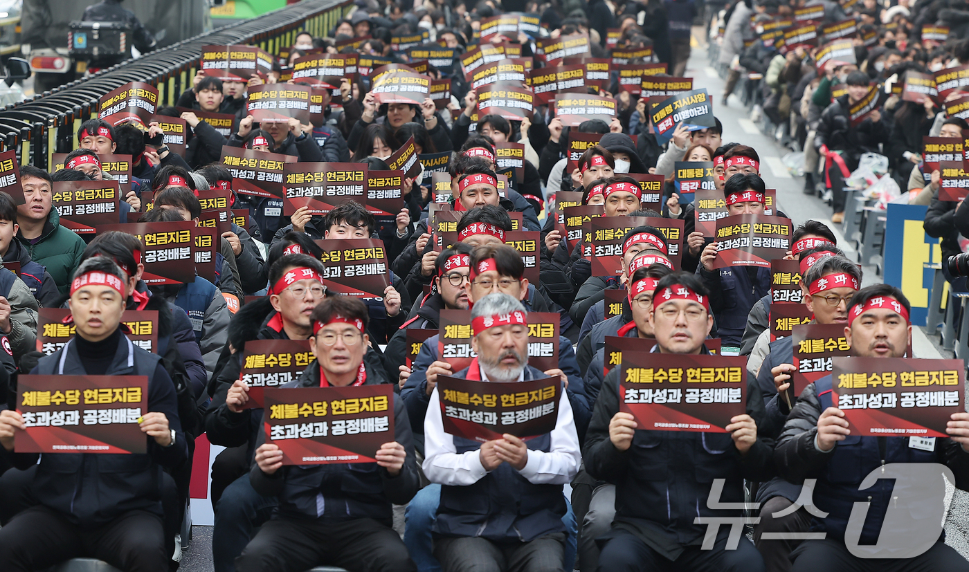 (서울=뉴스1) 김진환 기자 = 기업은행 노동조합원들이 29일 서울 중구 을지로 기업은행 본점 앞에서 임금투쟁 총파업 결의대회를 진행하고 있다.이번 결의대회는 이재명 대통령이 직접 …