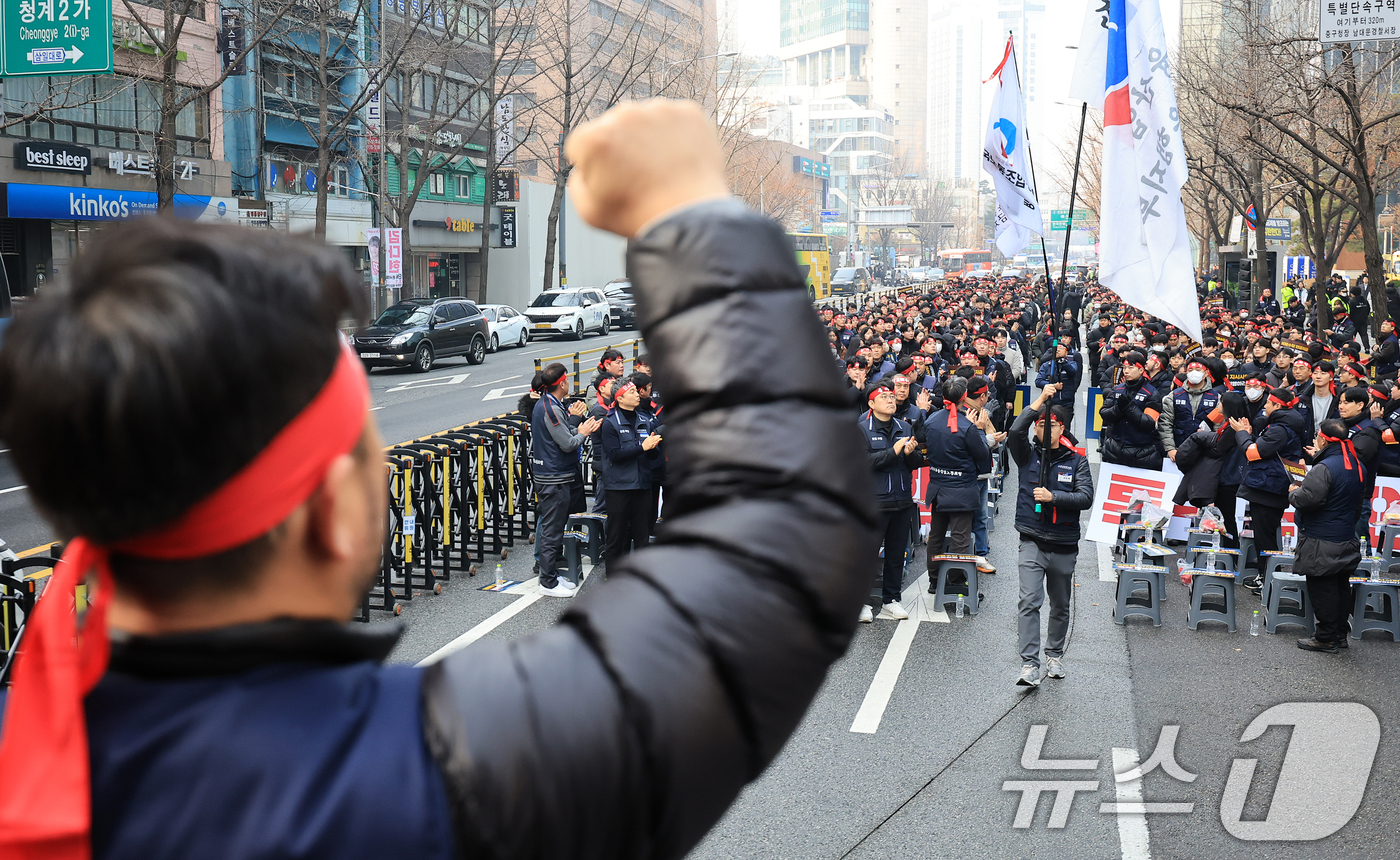 (서울=뉴스1) 김진환 기자 = 기업은행 노동조합원들이 29일 서울 중구 을지로 기업은행 본점 앞에서 임금투쟁 총파업 결의대회를 진행하고 있다.이번 결의대회는 이재명 대통령이 직접 …