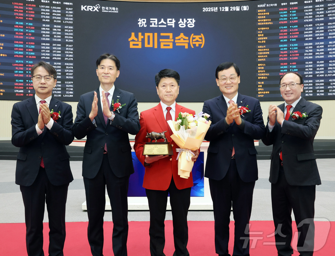 (서울=뉴스1) = 한국거래소 코스닥시장본부는 29일 오전 서울사옥 홍보관에서 삼미금속의 코스닥시장 상장기념식을 개최했다. 사진은 상장 기념식 후 기념 사진 촬영하는 김대영 한국I …