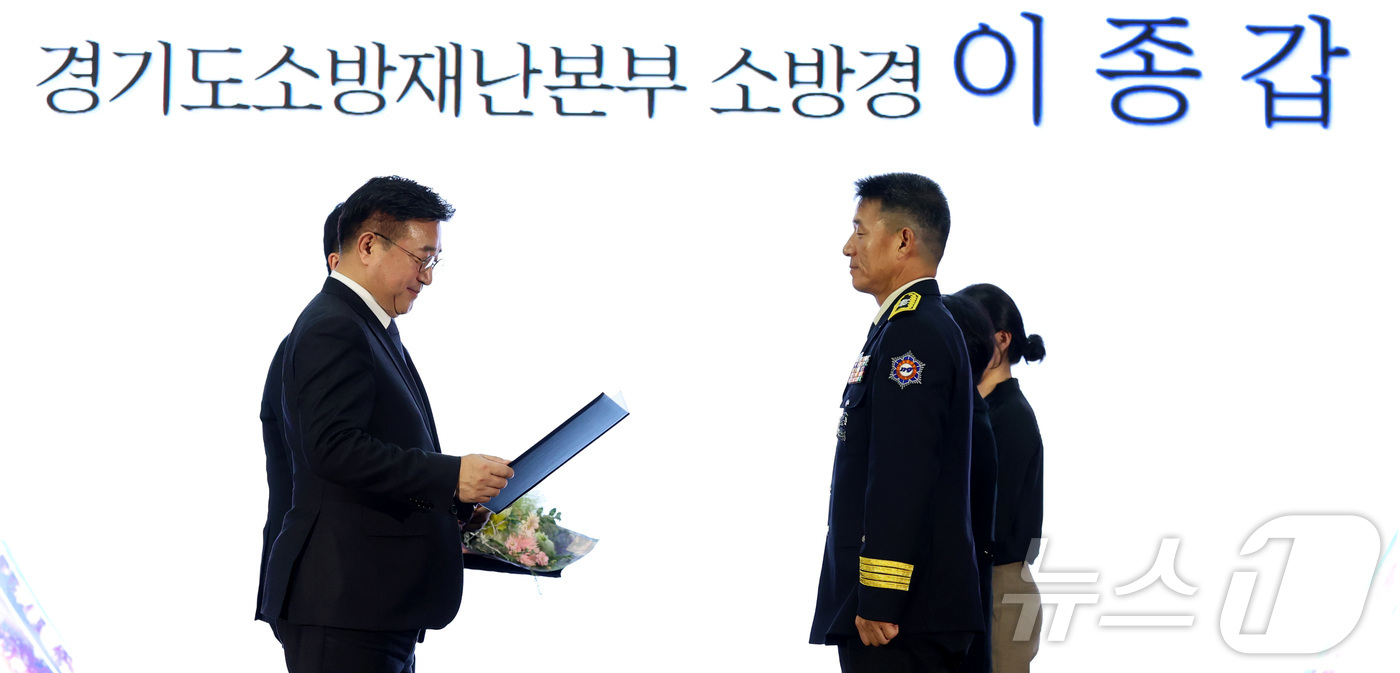 (세종=뉴스1) 김기남 기자 = 윤호중 행정안전부 장관이 29일 세종시 정부세종컨벤션센터에서 '안전의 빛, 행복의 미래를 열다' 라는 슬로건으로 열린 2025 대한민국 안전동행 한 …