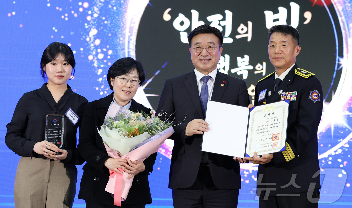 (세종=뉴스1) 김기남 기자 = 윤호중 행정안전부 장관이 29일 세종시 정부세종컨벤션센터에서 '안전의 빛, 행복의 미래를 열다' 라는 슬로건으로 열린 2025 대한민국 안전동행 한 …