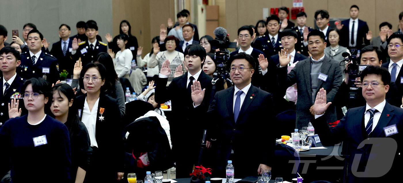 (세종=뉴스1) 김기남 기자 = 윤호중 행정안전부 장관이 29일 세종시 정부세종컨벤션센터에서 '안전의 빛, 행복의 미래를 열다' 라는 슬로건으로 열린 2025 대한민국 안전동행 한 …