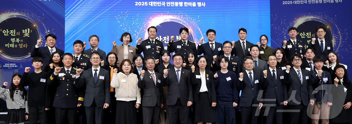 (세종=뉴스1) 김기남 기자 = 윤호중 행정안전부 장관이 29일 세종시 정부세종컨벤션센터에서 '안전의 빛, 행복의 미래를 열다' 라는 슬로건으로 열린 2025 대한민국 안전동행 한 …