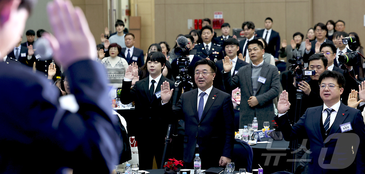 (세종=뉴스1) 김기남 기자 = 윤호중 행정안전부 장관이 29일 세종시 정부세종컨벤션센터에서 '안전의 빛, 행복의 미래를 열다' 라는 슬로건으로 열린 2025 대한민국 안전동행 한 …