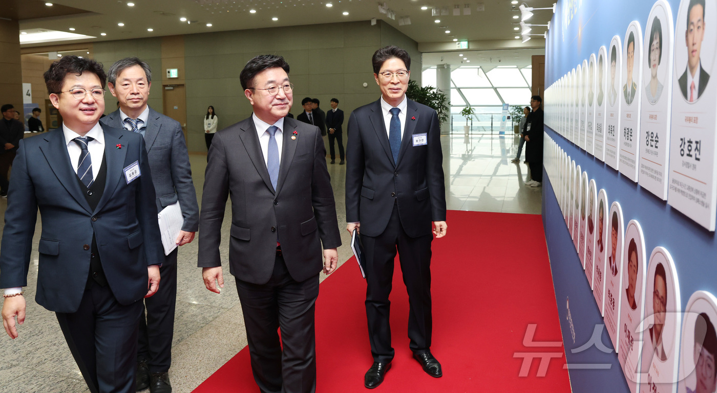 (세종=뉴스1) 김기남 기자 = 윤호중 행정안전부 장관이 29일 세종시 정부세종컨벤션센터에서 '안전의 빛, 행복의 미래를 열다' 라는 슬로건으로 열린 2025 대한민국 안전동행 한 …