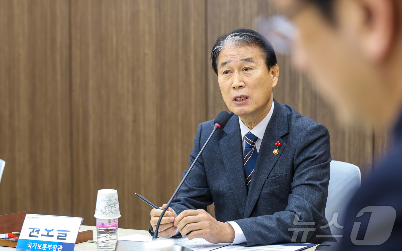 (서울=뉴스1) = 권오을 국가보훈부 장관이 29일 오전 충북 청주시 충북도의회에서 열린 친일재산귀속 관련 시민단체 간담회에 참석해  기념사를 하고 있다. (국가보훈부 제공. 재판 …