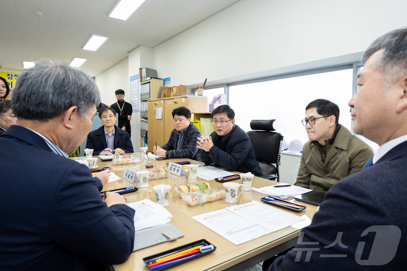 (서울=뉴스1) = 김성환 기후에너지환경부 장관이 29일 경기도 안산시 소재 생활폐기물 중계처리시설을 찾아 2026년 1월 1일 수도권 생활폐기물 직매립금지 시행 대비 처리계획을 …