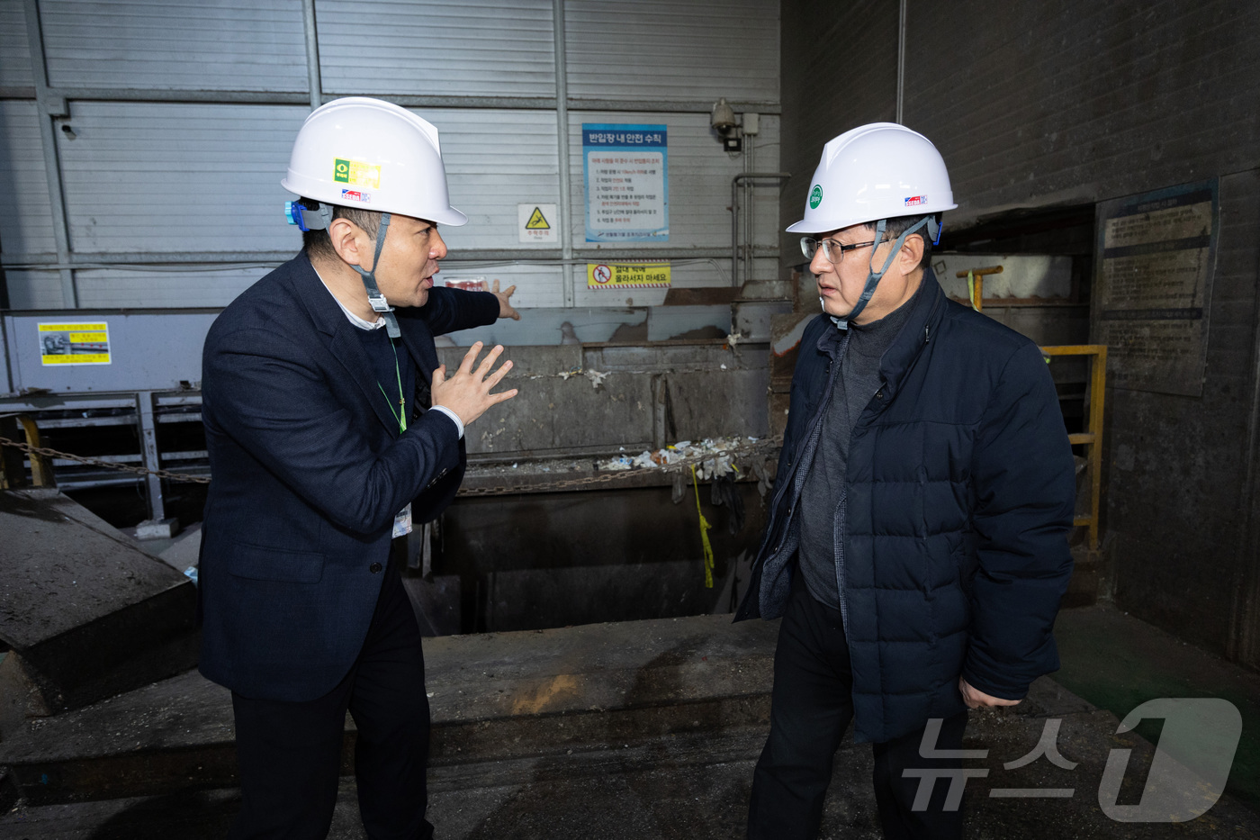 (서울=뉴스1) = 김성환 기후에너지환경부 장관이 29일 경기도 안산시 소재 생활폐기물 중계처리시설을 찾아 2026년 1월 1일 수도권 생활폐기물 직매립금지 시행 대비 처리계획을 …