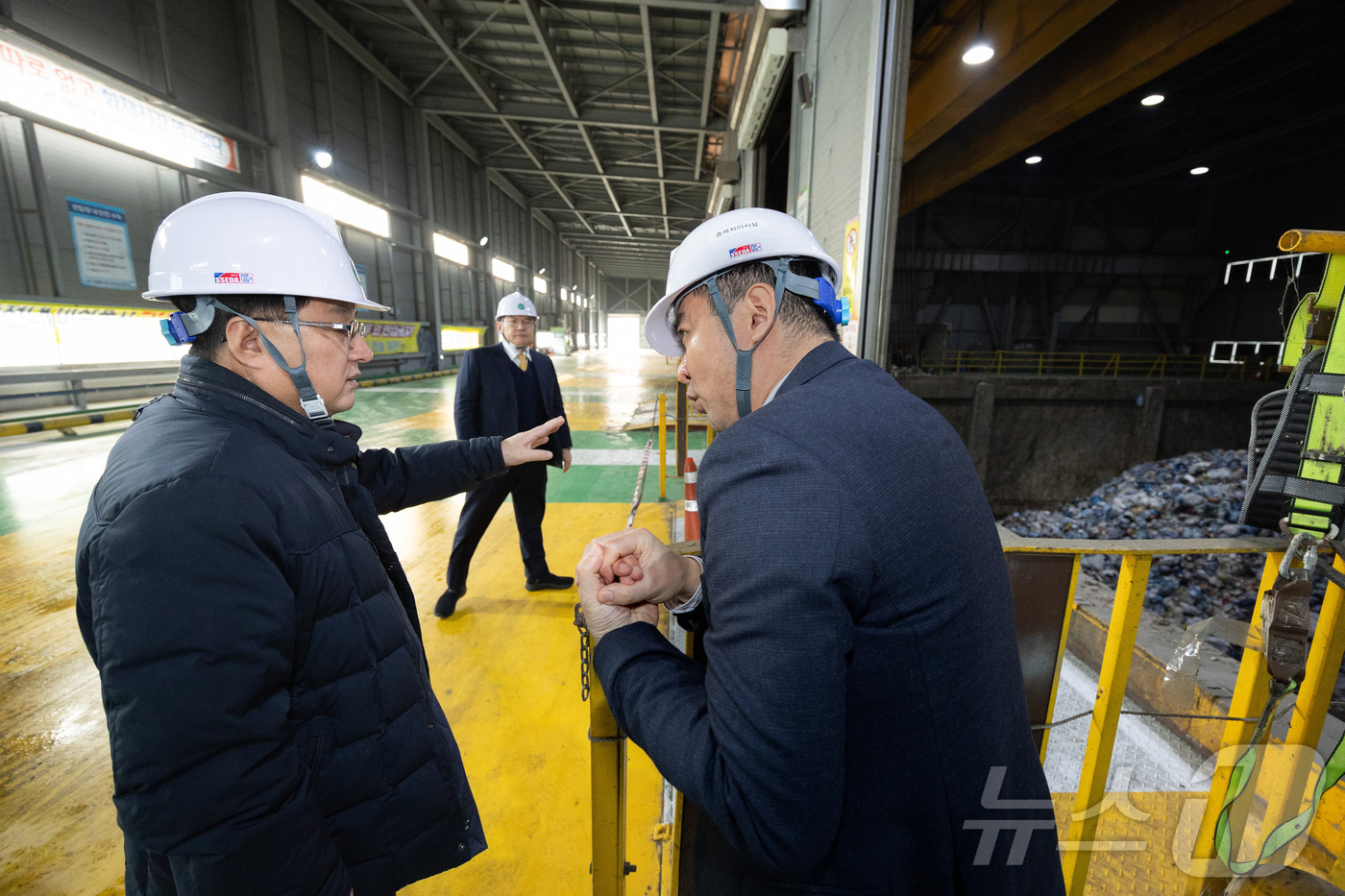 (서울=뉴스1) = 김성환 기후에너지환경부 장관이 29일 경기도 안산시 소재 생활폐기물 중계처리시설을 찾아 2026년 1월 1일 수도권 생활폐기물 직매립금지 시행 대비 처리계획을 …