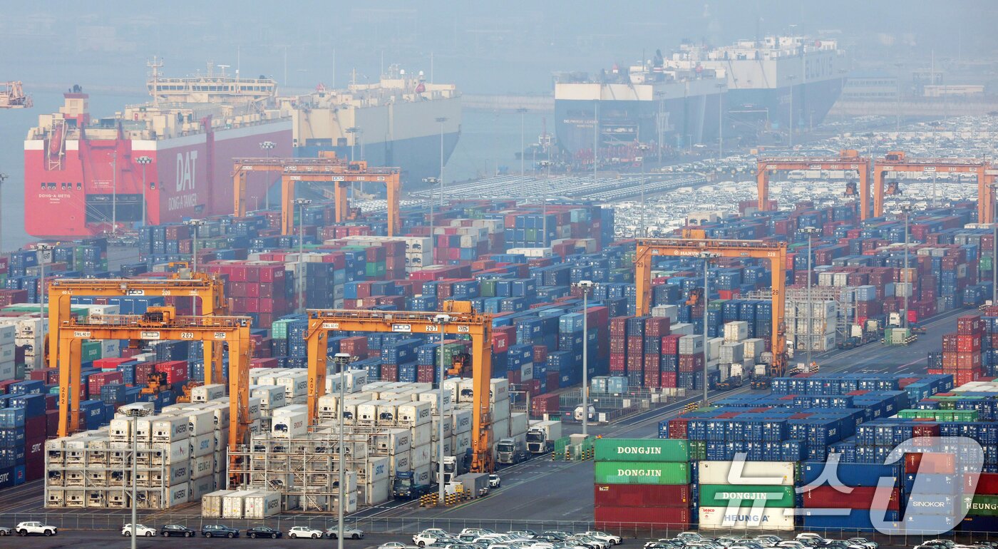 본문 이미지 - 산업통상부·관세청이 29일 연간 누계 수출액이 7000억 달러(잠정치)를 달성했다고 발표했다. 수출 7000억 달러 돌파는 2018년 6000억 달러 달성 이후 7년 만이며 전 세계에서 6번째로 달성했다. 사진은 경기 평택시 포승읍 평택항에 수출용 컨테이너가 쌓여있다. 2025.12.29/뉴스1 ⓒ News1 김영운 기자