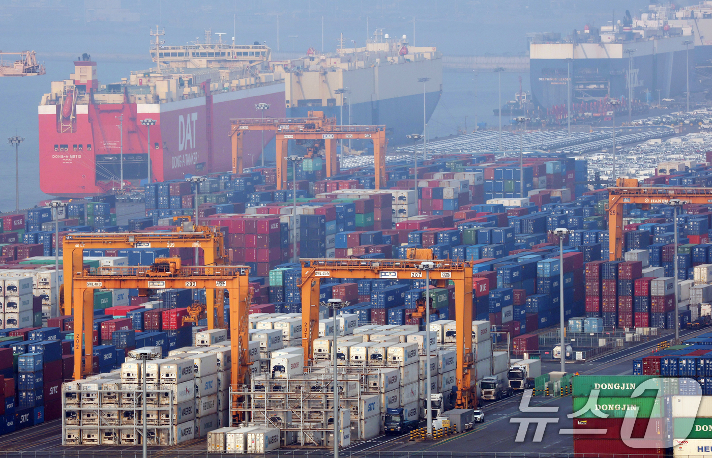 (평택=뉴스1) 김영운 기자 = 산업통상부·관세청이 29일 연간 누계 수출액이 7000억 달러(잠정치)를 달성했다고 발표했다.수출 7000억 달러 돌파는 2018년 6000억 달러 …