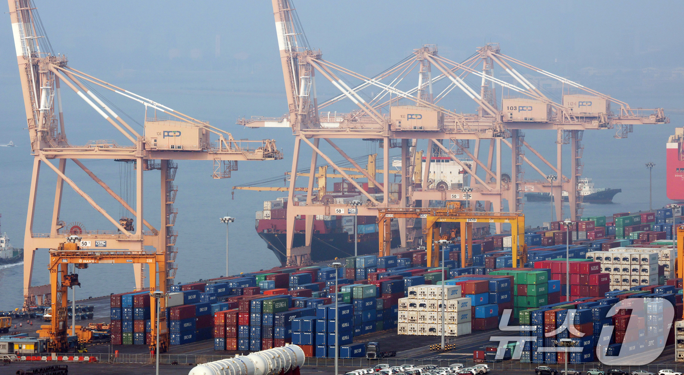 (평택=뉴스1) 김영운 기자 = 산업통상부·관세청이 29일 연간 누계 수출액이 7000억 달러(잠정치)를 달성했다고 발표했다.수출 7000억 달러 돌파는 2018년 6000억 달러 …