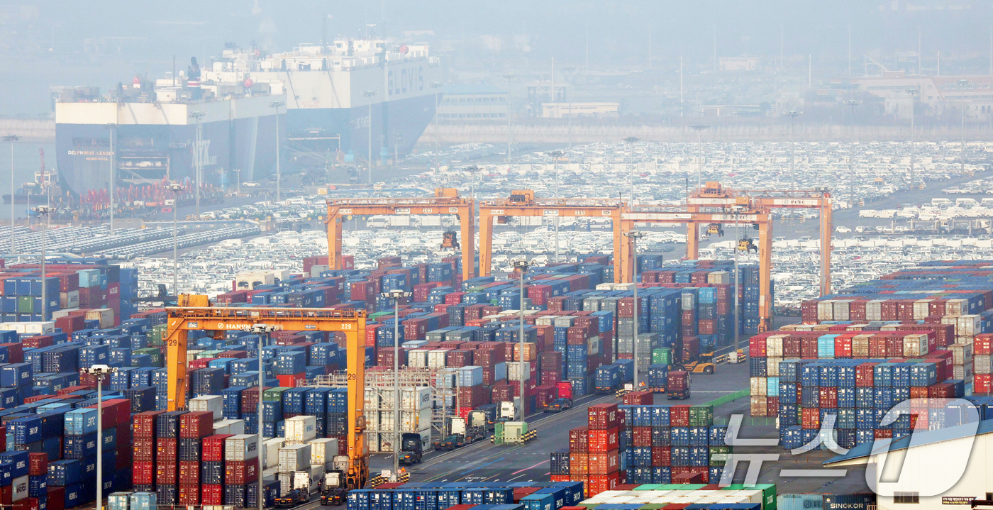 (평택=뉴스1) 김영운 기자 = 산업통상부·관세청이 29일 연간 누계 수출액이 7000억 달러(잠정치)를 달성했다고 발표했다.수출 7000억 달러 돌파는 2018년 6000억 달러 …