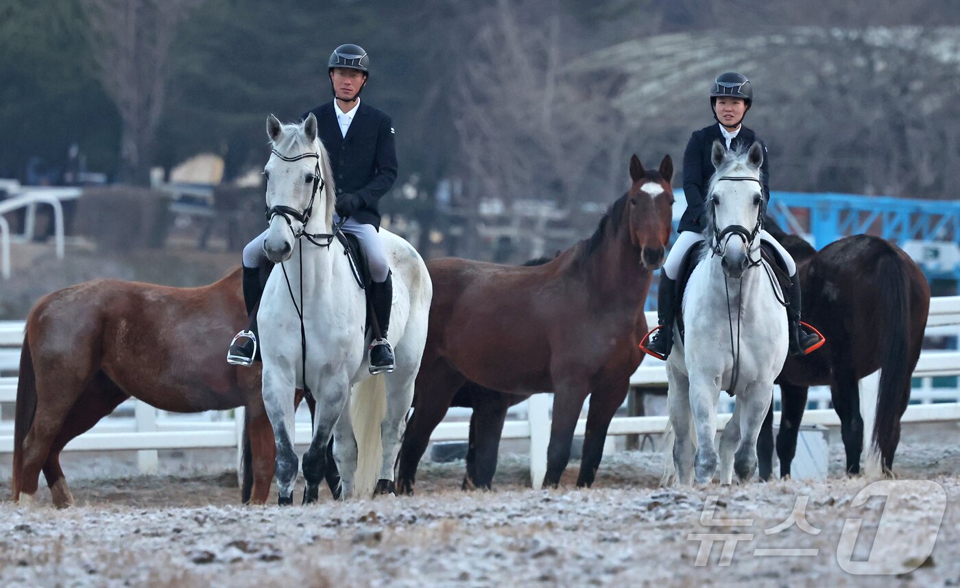 본문 이미지 - 2026년 희망찬 병오년(丙午年) 붉은 말의 해가 다가왔다. 지난 10일 경기 고양시 원당종마목장에서 한국마사회 승마단 류시원, 방시레 선수가 말과 함께 목장을 돌고 있다. 2025.12.31/뉴스1 ⓒ News1 장수영 기자
