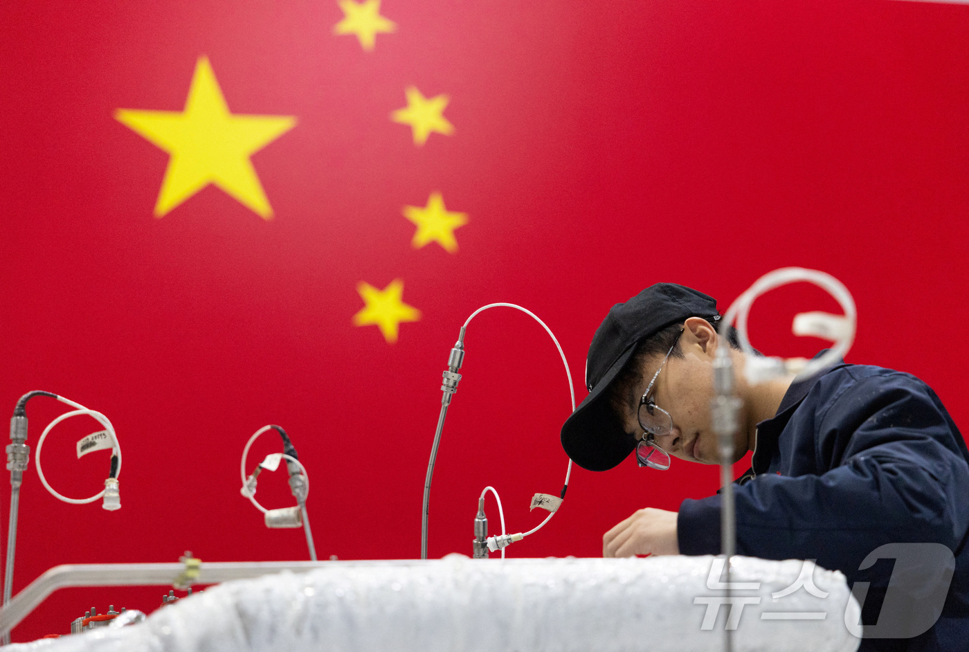 (후저우 로이터=뉴스1) 강민경 기자 = 중국 민간 로켓 업체 랜드스페이스의 저장성 후저우 소재 공장에서 17일(현지시간) 엔지니어가 로켓 엔진 작업을 하고 있다. 2025.12. …