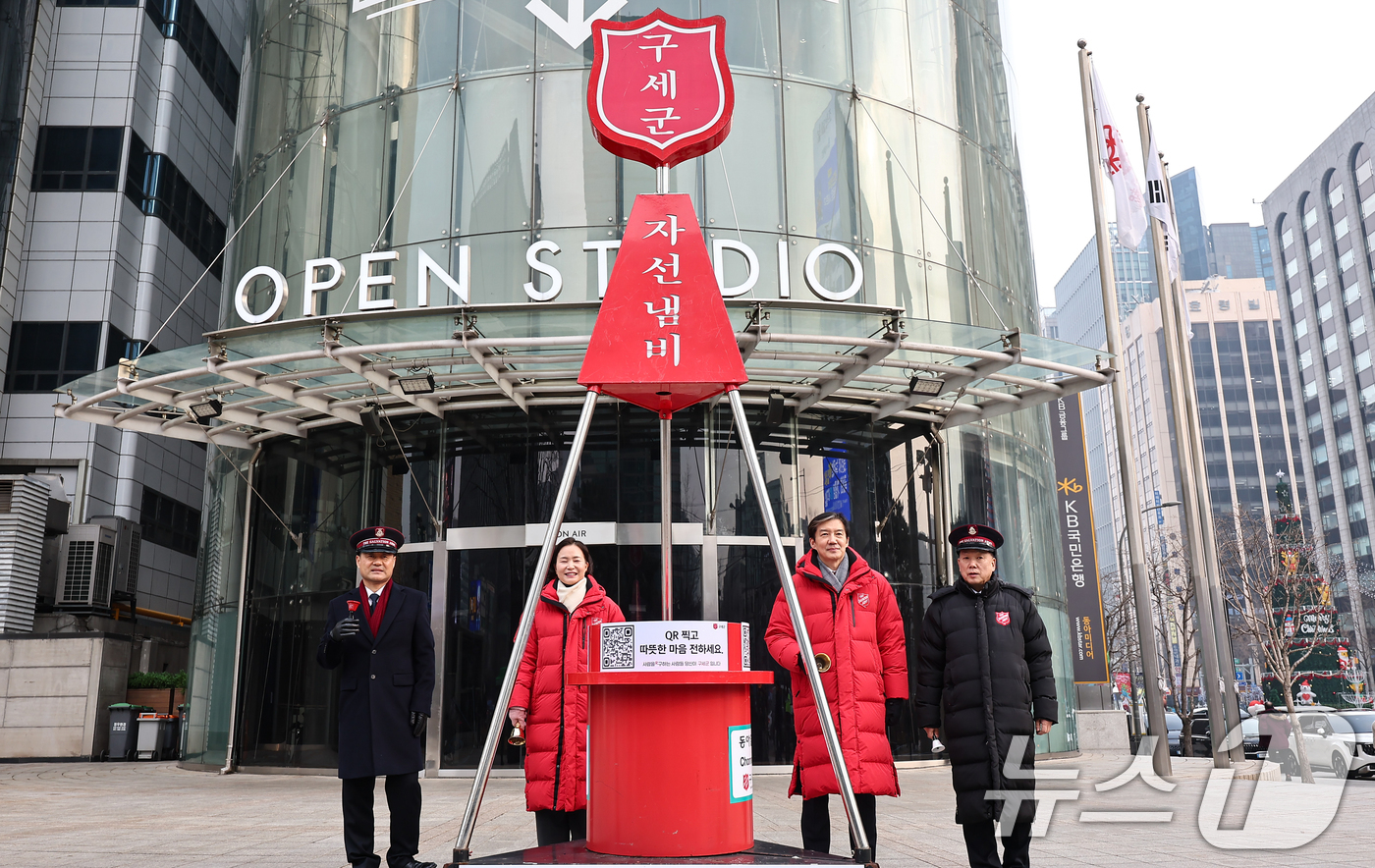 (서울=뉴스1) 김도우 기자 = 조국 조국혁신당 대표가 29일 서울 중구 청계광장 인근에서 구세군 자선냄비 봉사활동을 하고 있다. 2025.12.29/뉴스1