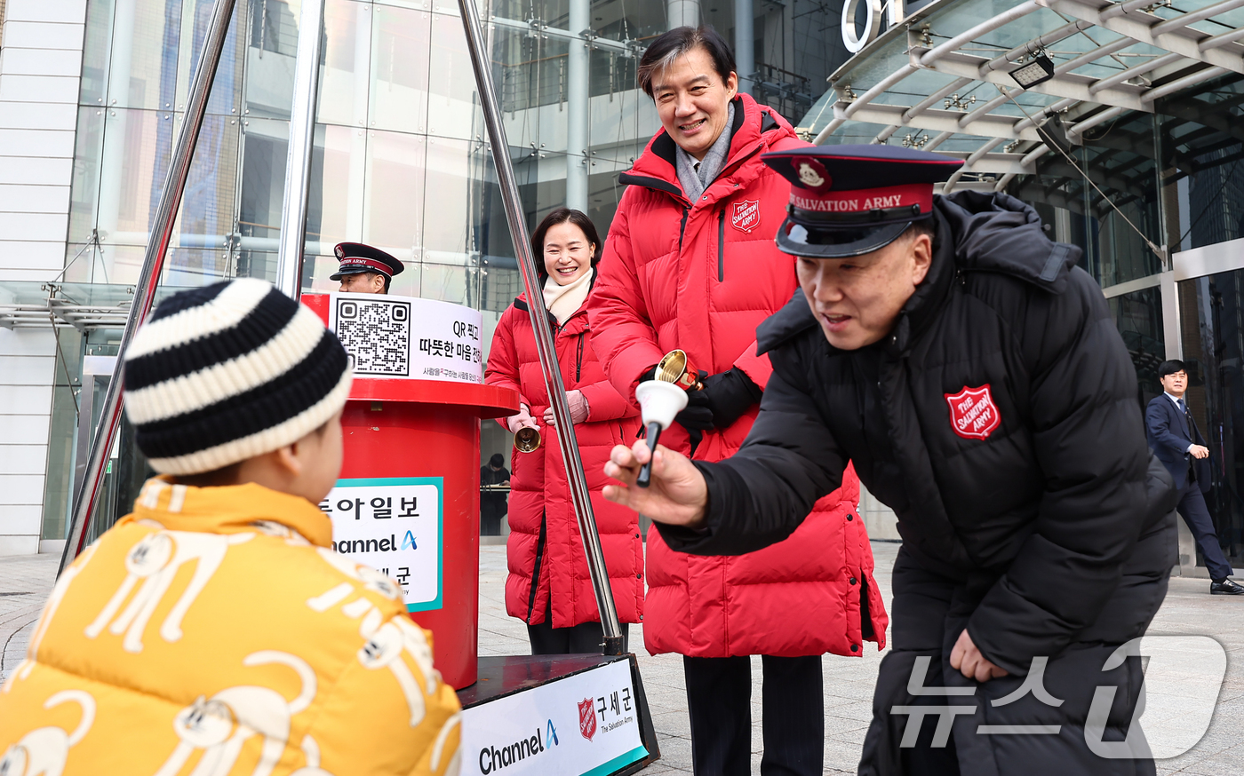 (서울=뉴스1) 김도우 기자 = 조국 조국혁신당 대표가 29일 서울 중구 청계광장 인근에서 구세군 자선냄비 봉사활동을 하고 있다. 2025.12.29/뉴스1