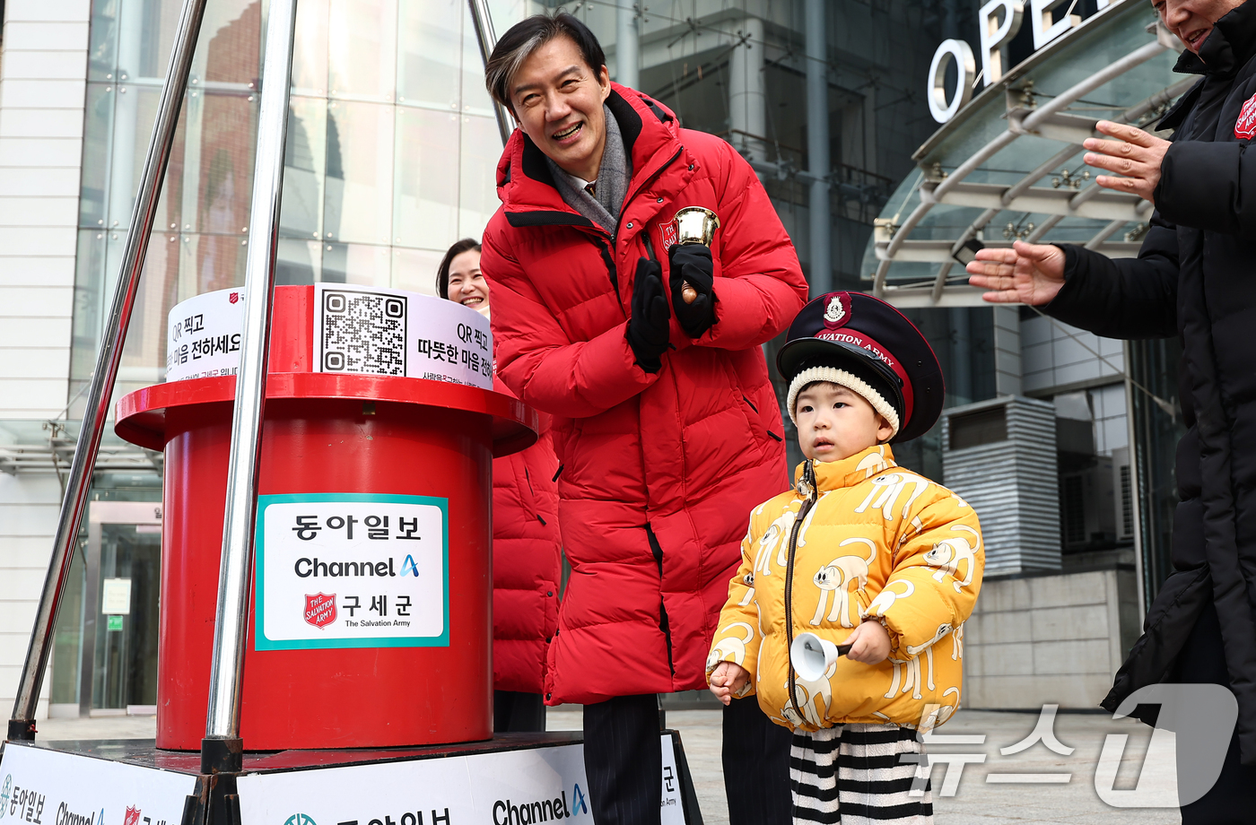 (서울=뉴스1) 김도우 기자 = 조국 조국혁신당 대표가 29일 서울 중구 청계광장 인근에서 구세군 자선냄비 봉사활동을 하고 있다. 2025.12.29/뉴스1