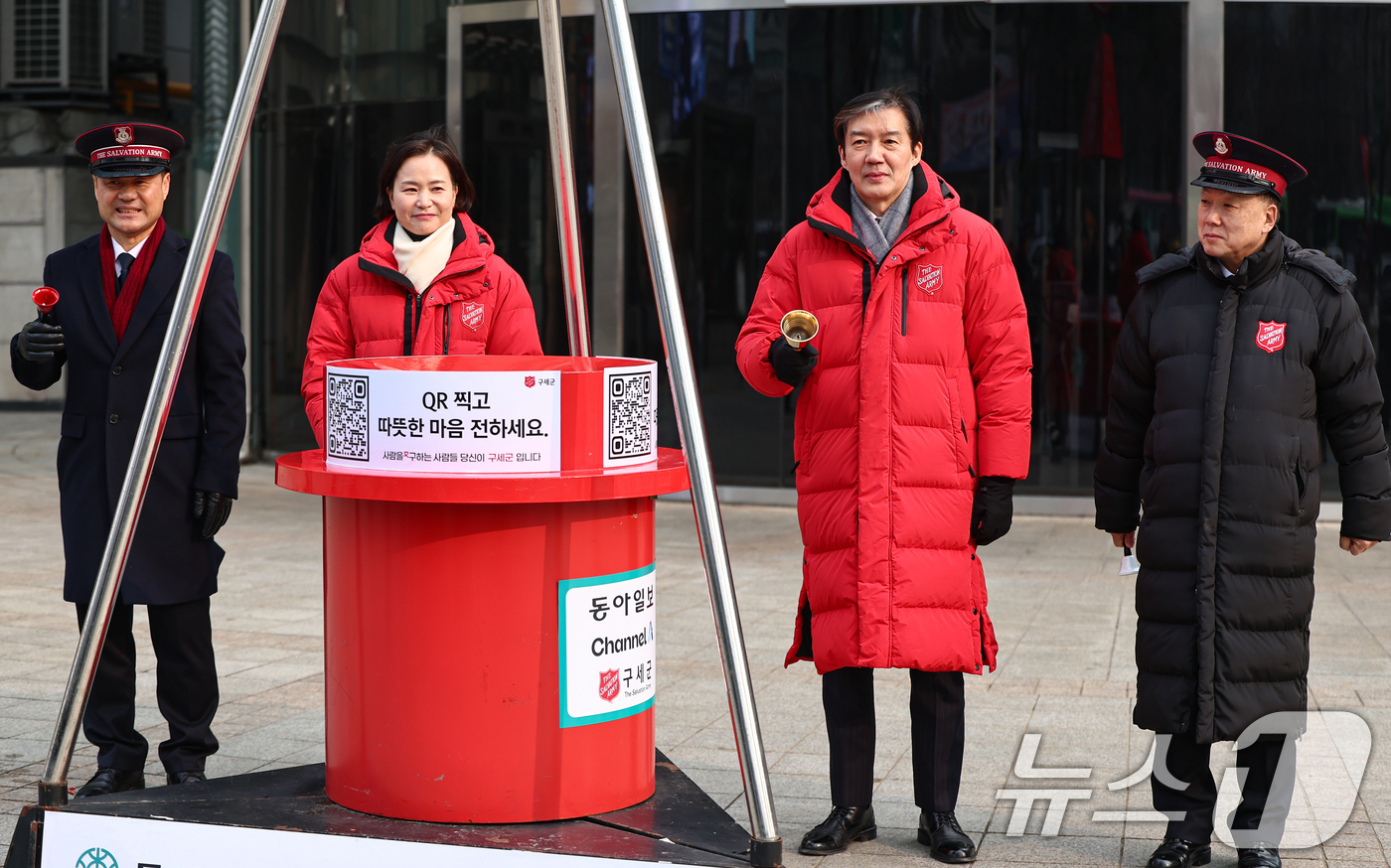 (서울=뉴스1) 김도우 기자 = 조국 조국혁신당 대표가 29일 서울 중구 청계광장 인근에서 구세군 자선냄비 봉사활동을 하고 있다. 2025.12.29/뉴스1