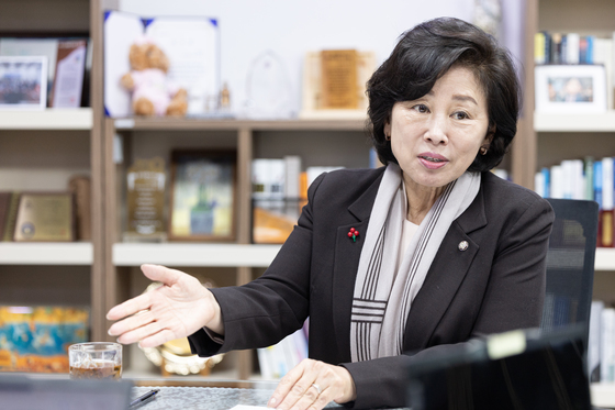 노벨 생리의학상 절반이 의사과학자…정부, 양성 예산 17% 삭감