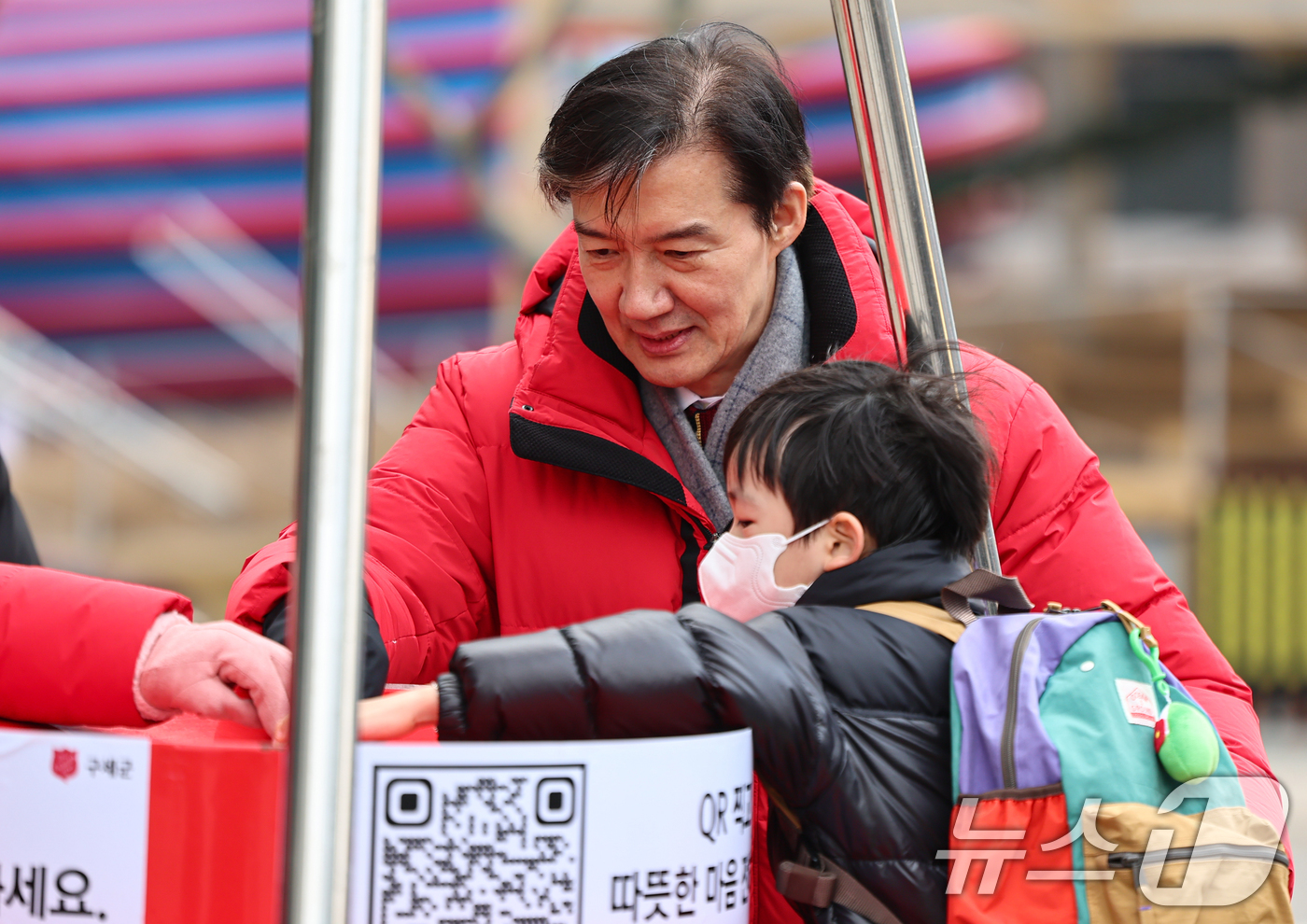 (서울=뉴스1) 김도우 기자 = 조국 조국혁신당 대표가 29일 서울 중구 청계광장 인근에서 구세군 자선냄비 봉사활동을 하고 있다. 2025.12.29/뉴스1