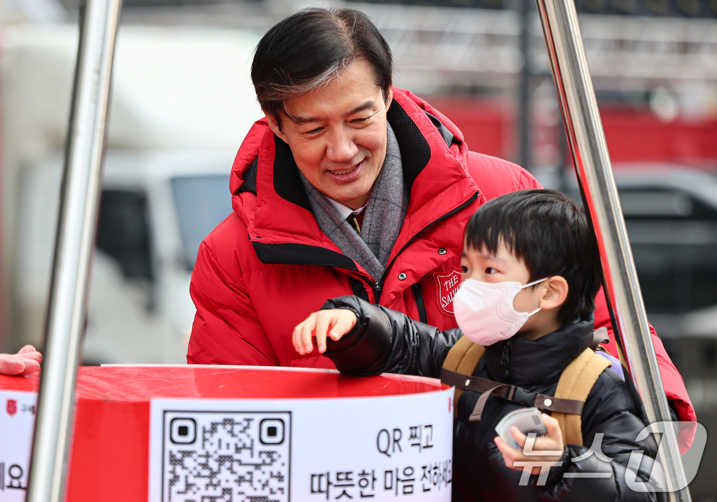 (서울=뉴스1) 김도우 기자 = 조국 조국혁신당 대표가 29일 서울 중구 청계광장 인근에서 구세군 자선냄비 봉사활동을 하고 있다. 2025.12.29/뉴스1
