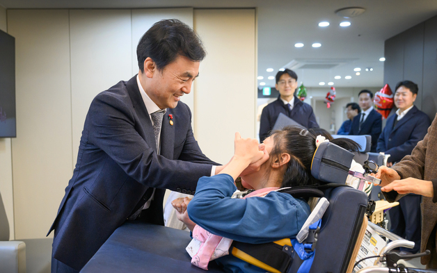 안규백, 연말 맞아 중증뇌병변 장애아동 요양시설 방문