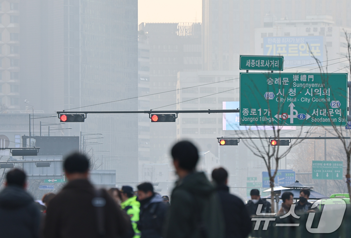 (서울=뉴스1) 김도우 기자 = 수도권 미세먼지 농도가 나쁨을 보인 29일 서울 도심이 뿌옇게 보이고 있다. 2025.12.29/뉴스1