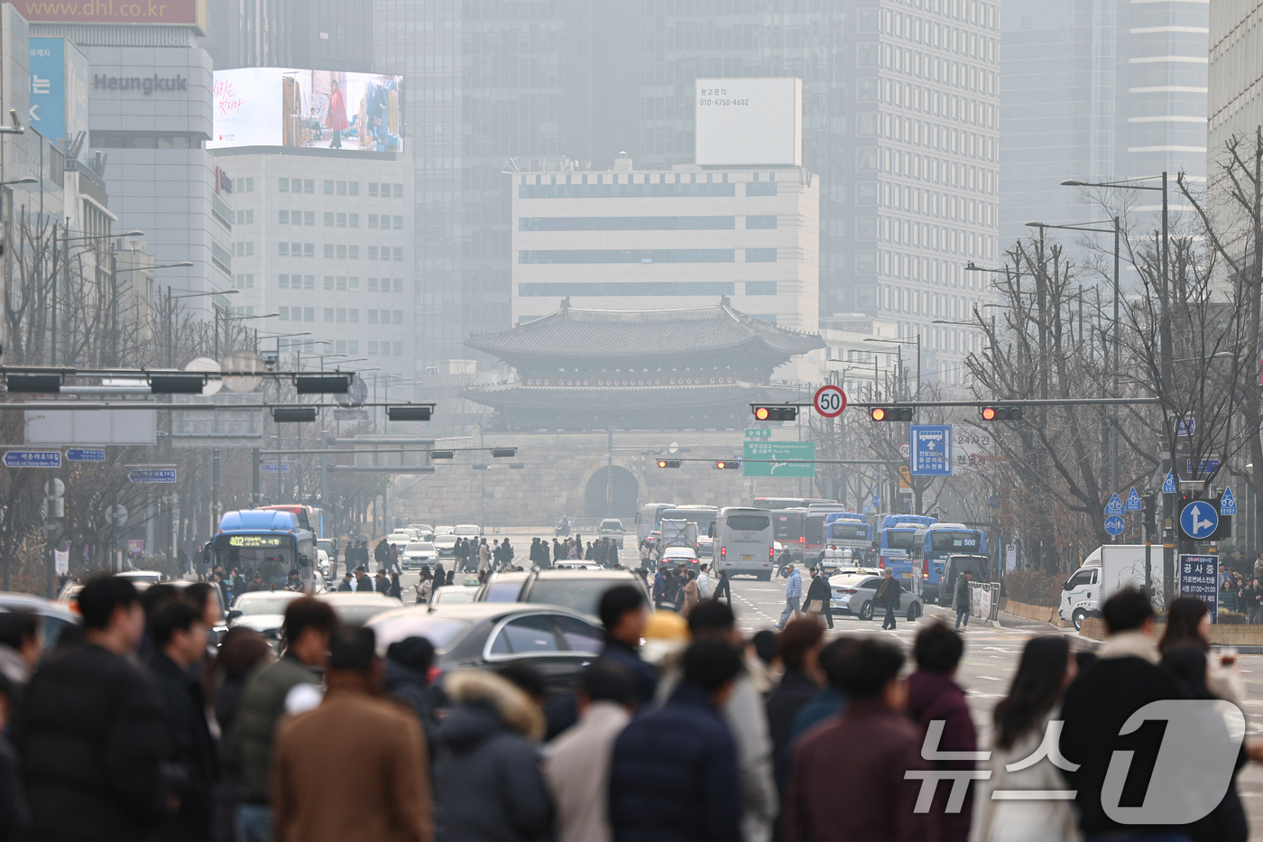 (서울=뉴스1) 김도우 기자 = 수도권 미세먼지 농도가 나쁨을 보인 29일 서울 도심이 뿌옇게 보이고 있다. 2025.12.29/뉴스1