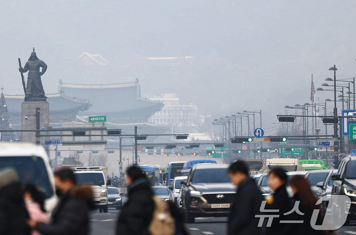 (서울=뉴스1) 김도우 기자 = 수도권 미세먼지 농도가 나쁨을 보인 29일 서울 도심이 뿌옇게 보이고 있다. 2025.12.29/뉴스1