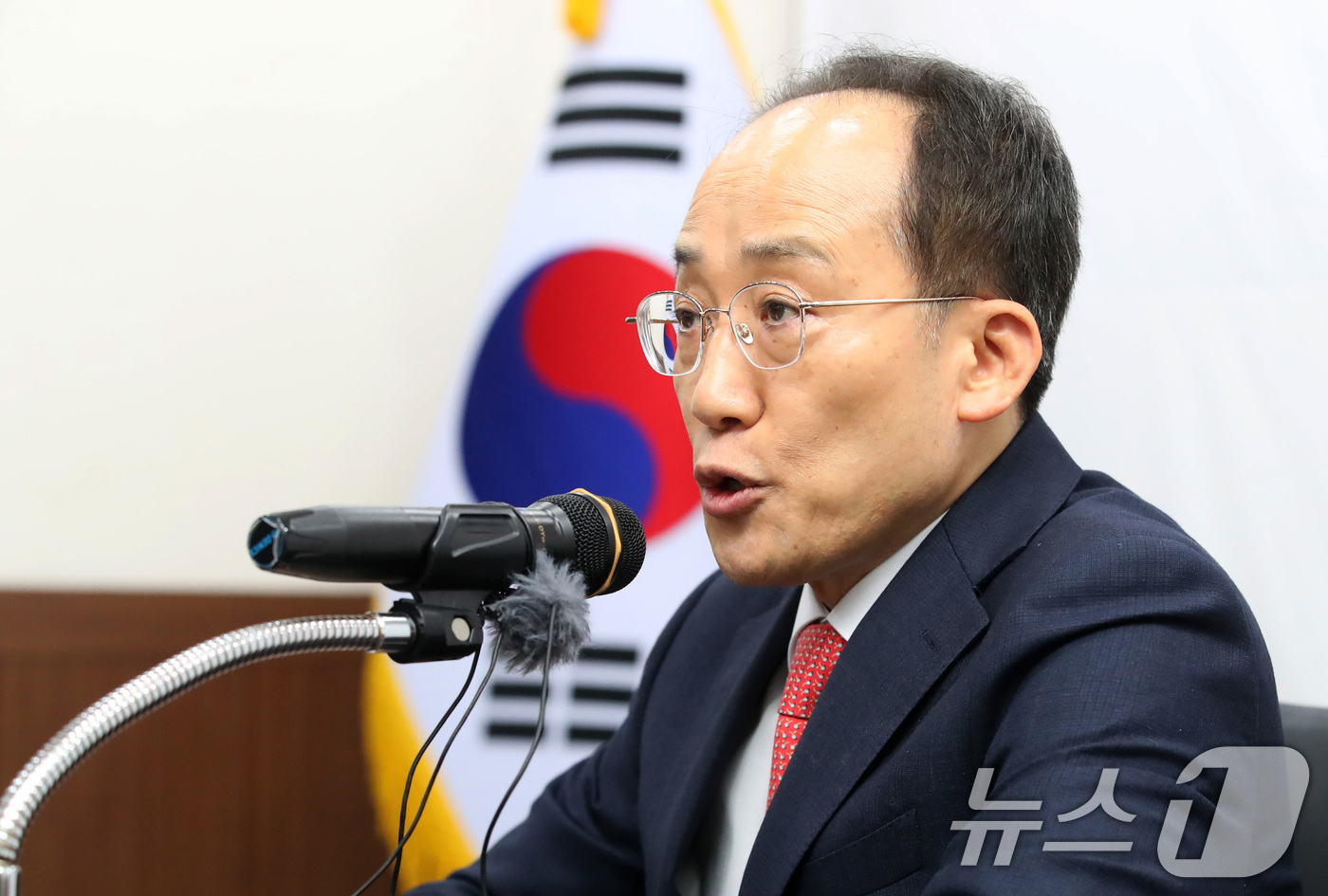 (대구=뉴스1) 공정식 기자 = 추경호 국민의힘 의원(대구 달성군)이 29일 오후 대구 수성구 국민의힘 대구시당에서 열린 간담회에 참석해 내년 6월 실시되는 지방선거 대구시장 출마 …